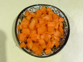 5、健脾养胃粥,将胡萝卜削皮洗净，切粒
