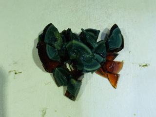 7、健脾养胃粥,皮蛋剥壳，切粒