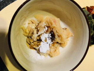 9、健脾养胃粥,将鸡胸肉加入蚝油，少许油，淀粉，搅拌均匀