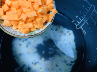 13、健脾养胃粥,将所有配料加入洗净米的电饭煲中