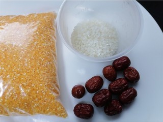 1、玉米渣粥,准备好所需材料