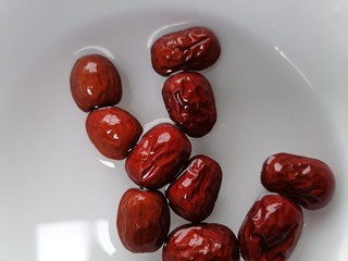 4、玉米渣粥,红枣泡水清洗干净