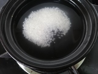 5、玉米渣粥,加水将大米先开始煮