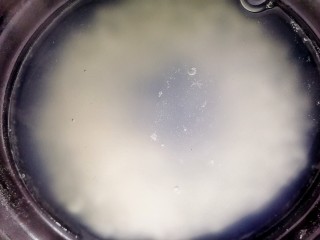 6、玉米渣粥,这是煮一会之后