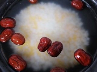 8、玉米渣粥,加入红枣
