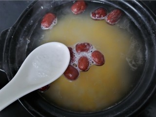 9、玉米渣粥,撇去浮沫