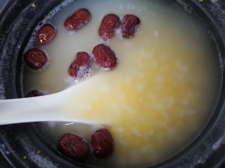 10、玉米渣粥,继续小火慢炖