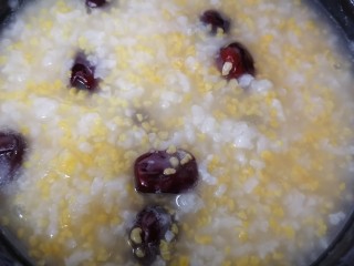 12、玉米渣粥,小火慢炖至玉米渣粥很浓稠即可