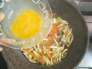 6、三鲜汤,水开后，倒入鸡蛋液