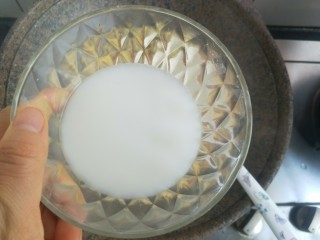 7、三鲜汤,然后用少量水淀粉勾薄芡