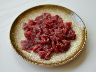 2、西芹炒牛肉,牛肉逆着纹路切成薄片