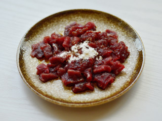 4、西芹炒牛肉,再撒入一些淀粉