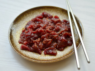 5、西芹炒牛肉,用筷子拌匀，腌制一会