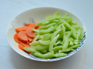 6、西芹炒牛肉,西芹、胡萝卜切片