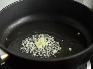 8、西芹炒牛肉,锅里烧热油，爆香姜蓉