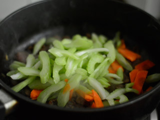 11、西芹炒牛肉,放入西芹和胡萝卜炒制