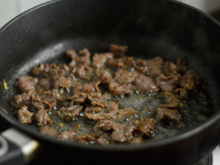 10、西芹炒牛肉,大火快速划炒至牛肉变色