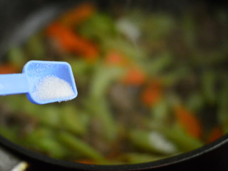 13、西芹炒牛肉,根据味道咸淡调入适量盐