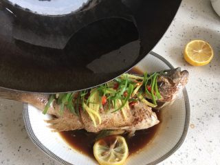 14、清蒸鲈鱼,放上葱，浇上热油