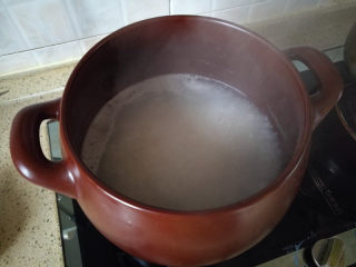 1、早餐+砂锅煲皮蛋瘦肉粥,先煮底粥，锅中放适量的水和大米，用温开水煮开