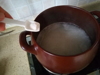 3、早餐+砂锅煲皮蛋瘦肉粥,加盐，搅匀。