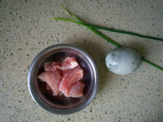 4、早餐+砂锅煲皮蛋瘦肉粥,边煮粥边准备其它材料，瘦肉洗净晾干，皮蛋剥壳，葱洗净切末