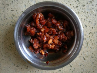 7、早餐+砂锅煲皮蛋瘦肉粥,放入小碗，加盐，老抽，生粉腌制（我放的老抽，上色太深，可以放生抽哦）