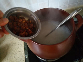 8、早餐+砂锅煲皮蛋瘦肉粥,粥煮至自已想要的浓稠度，调好底粥的味道，加入腌制好的瘦肉丁，搅匀