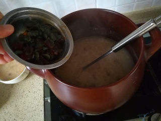 9、早餐+砂锅煲皮蛋瘦肉粥,加入皮蛋丁，搅匀