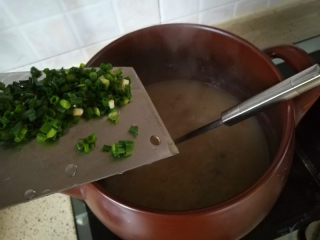 10、早餐+砂锅煲皮蛋瘦肉粥,试下味道OK后，加入葱末，搅匀即可出锅。