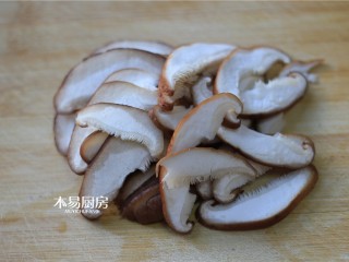 4、香菇鸡肉粥,香菇切薄片，备用。
