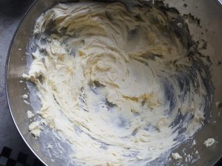 2、焦糖海盐曲奇,2.把室温软化好的黄油加入细砂糖,打发。