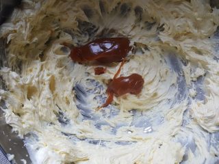 4、焦糖海盐曲奇,4.加入焦糖酱,与黄油混合均匀。