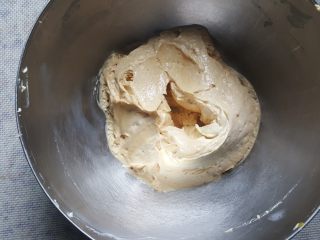 5、焦糖海盐曲奇,5.用刮刀把容器边上的黄油,整理一下。