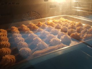 11、焦糖海盐曲奇,11.放入预热好的烤箱中,上下火170度,烤20分钟,边上有一些上色就可以了。