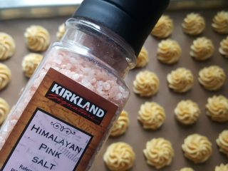 10、焦糖海盐曲奇,10.研磨海盐,每一个曲奇顶端撒撒一些。