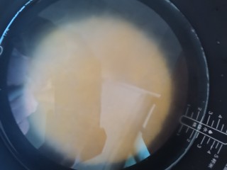 4、紫薯小米粥,加入适量的水，放入电饭锅大火煮开