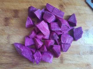 5、紫薯小米粥,紫薯削皮洗干净切小块