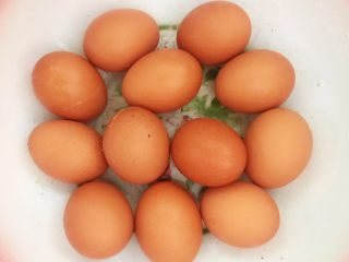 1、自制五香茶蛋,土鸡蛋放入盆里