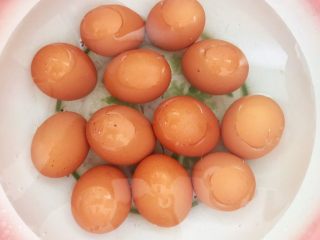 2、自制五香茶蛋,加入冷水浸泡5分钟，刷洗干净