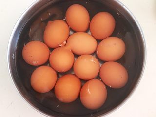 5、自制五香茶蛋,把煮熟的鸡蛋捞出来用冷水过凉