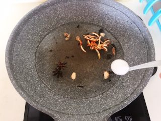 9、自制五香茶蛋,加入5克精盐