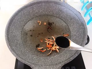 10、自制五香茶蛋,加入老抽