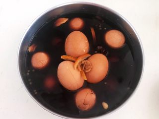 15、自制五香茶蛋,把鸡蛋捞出来浸泡4个小时左右，让鸡蛋更加入味