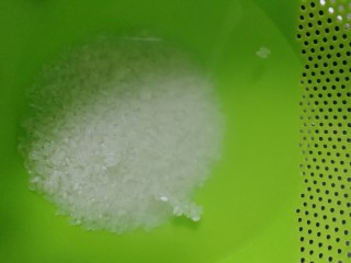 2、紫薯山药粥,电饭煲煮饭的米盒半盒米，清水洗净。