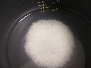 3、紫薯山药粥,放入电饭煲内胆里，半盒米水加到0.5的位置。