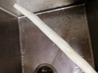 6、紫薯山药粥,铁棍山药去皮（带上手套，粘液会让手痒）