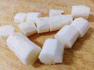 7、紫薯山药粥,切小块。