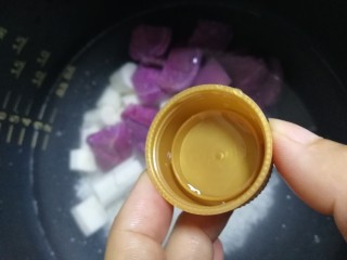 10、紫薯山药粥,加半瓶盖就可以，紫薯富含花青素，是水溶性天然色素，具有遇酸变红、遇碱变蓝的特性。米粥属于偏碱性的，加紫薯会变蓝色。放几滴白醋，酸碱中和下紫薯汁又会变回紫色。