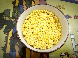 1、翡翠团子,把绿豆洗净。